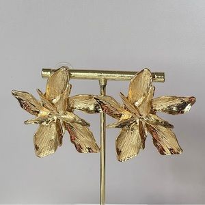 New plated flower earring. Gold color